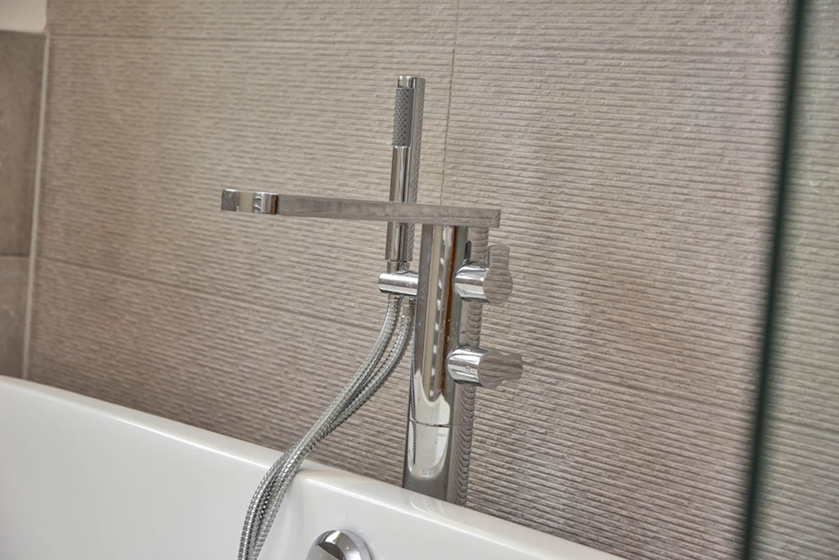 Oak House bathroom